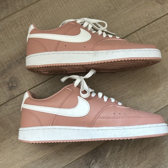 Rose women’s nike sneakers. Size 9.5 - Picture 3 of 4